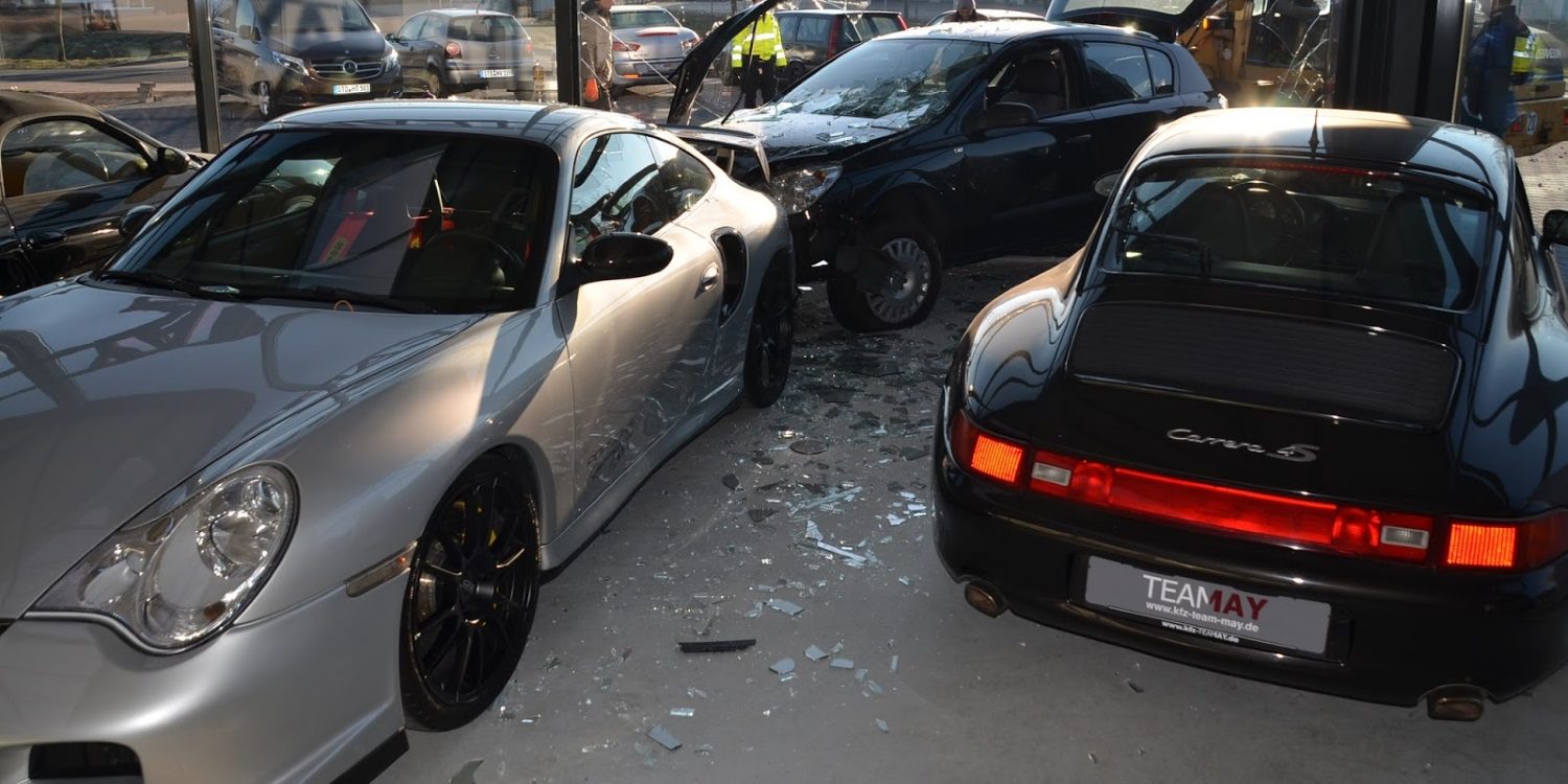 Se empotra con su Opel Astra contra un concesionario Porsche en Alemania