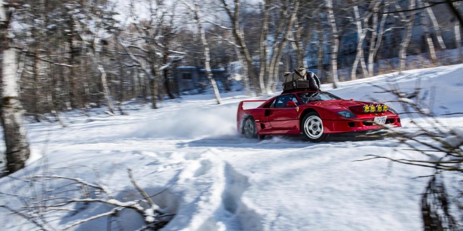 Un Ferrari F40 con cadenas a fondo sobre la nieve, espectacular y lamentable