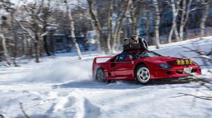 Un Ferrari F40 con cadenas a fondo sobre la nieve, espectacular y lamentable