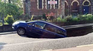 Un agujero se traga un Vauxhall Zafira en Londres