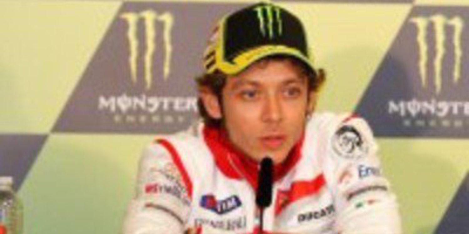 Valentino Rossi llega al escenario de su último podio