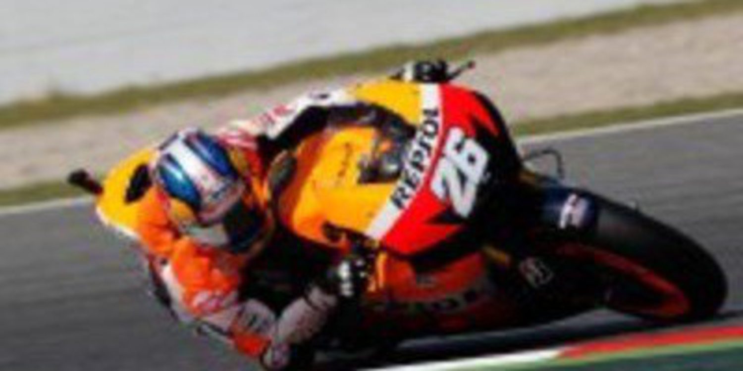 Casey Stoner encabeza el doblete de Honda en los FP1 de Catalunya