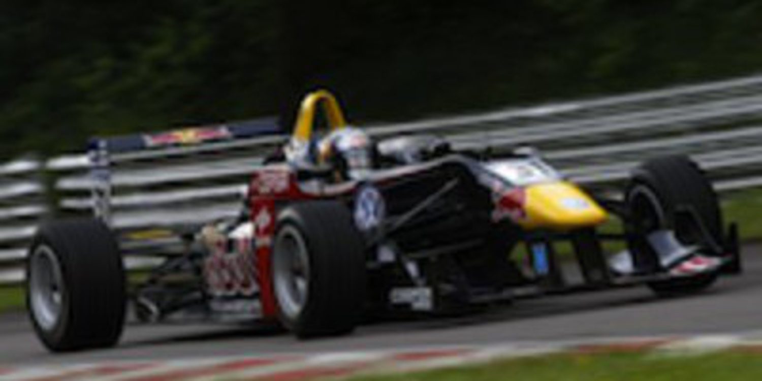 Carlos Sainz Jr marca la pauta en Brands Hatch con la F3 Británica