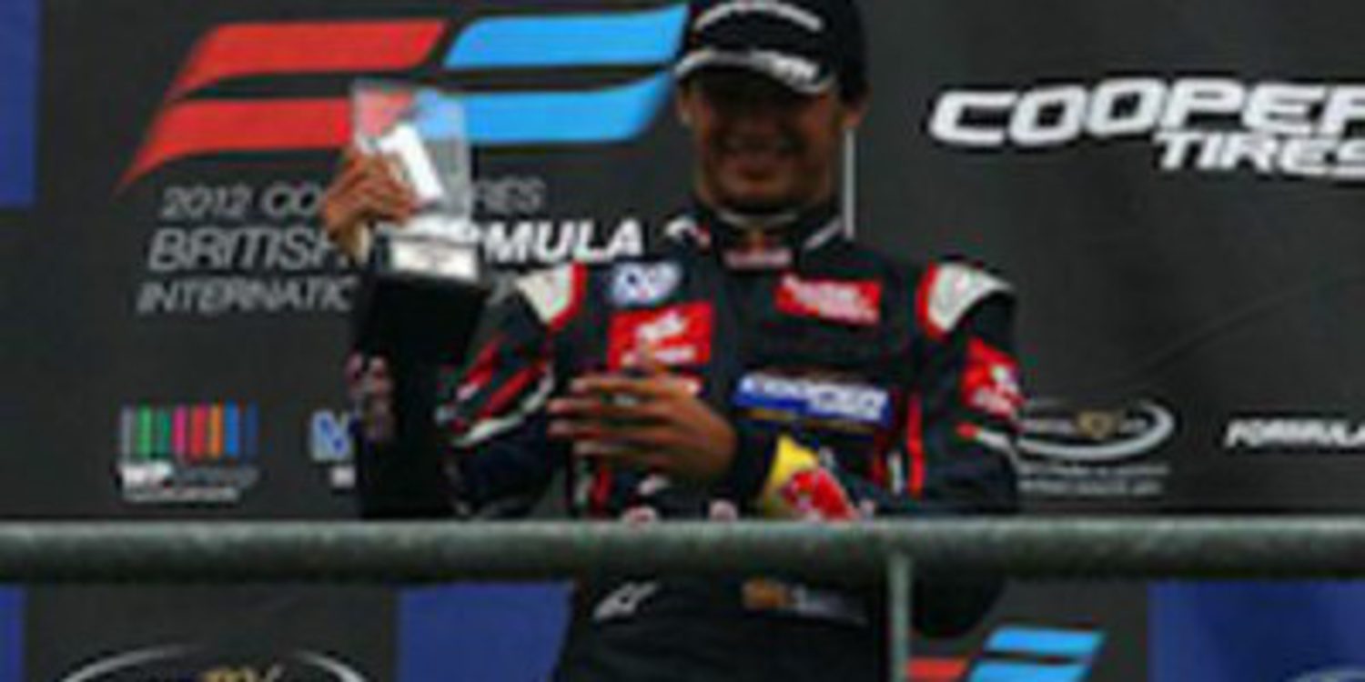 Carlos Sainz Jr cierra un gran fin de semana en Spa con victoria bajo la lluvia