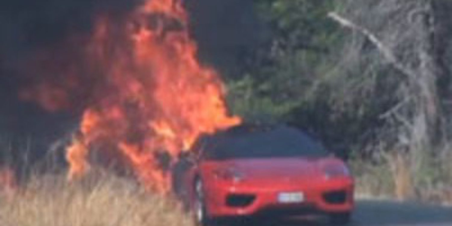 El Ferrari 360 Challenge Stradale de Ever Banega sale ardiendo el mismo día que lo estrenaba