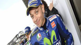 Valentino Rossi en observación, tras una caída practicando motocross