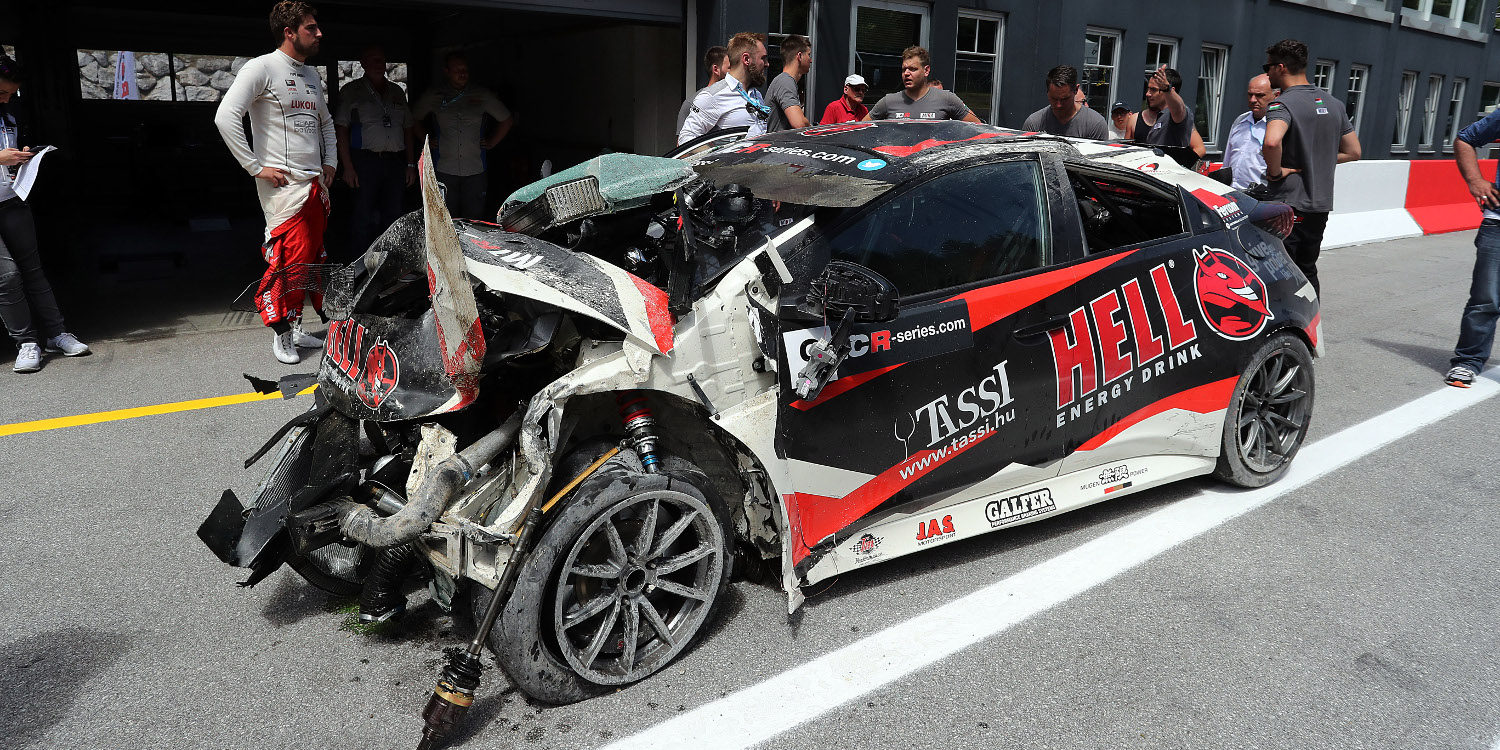 El increíble accidente de Attila Tassi acaba con su coche destrozado y él ileso