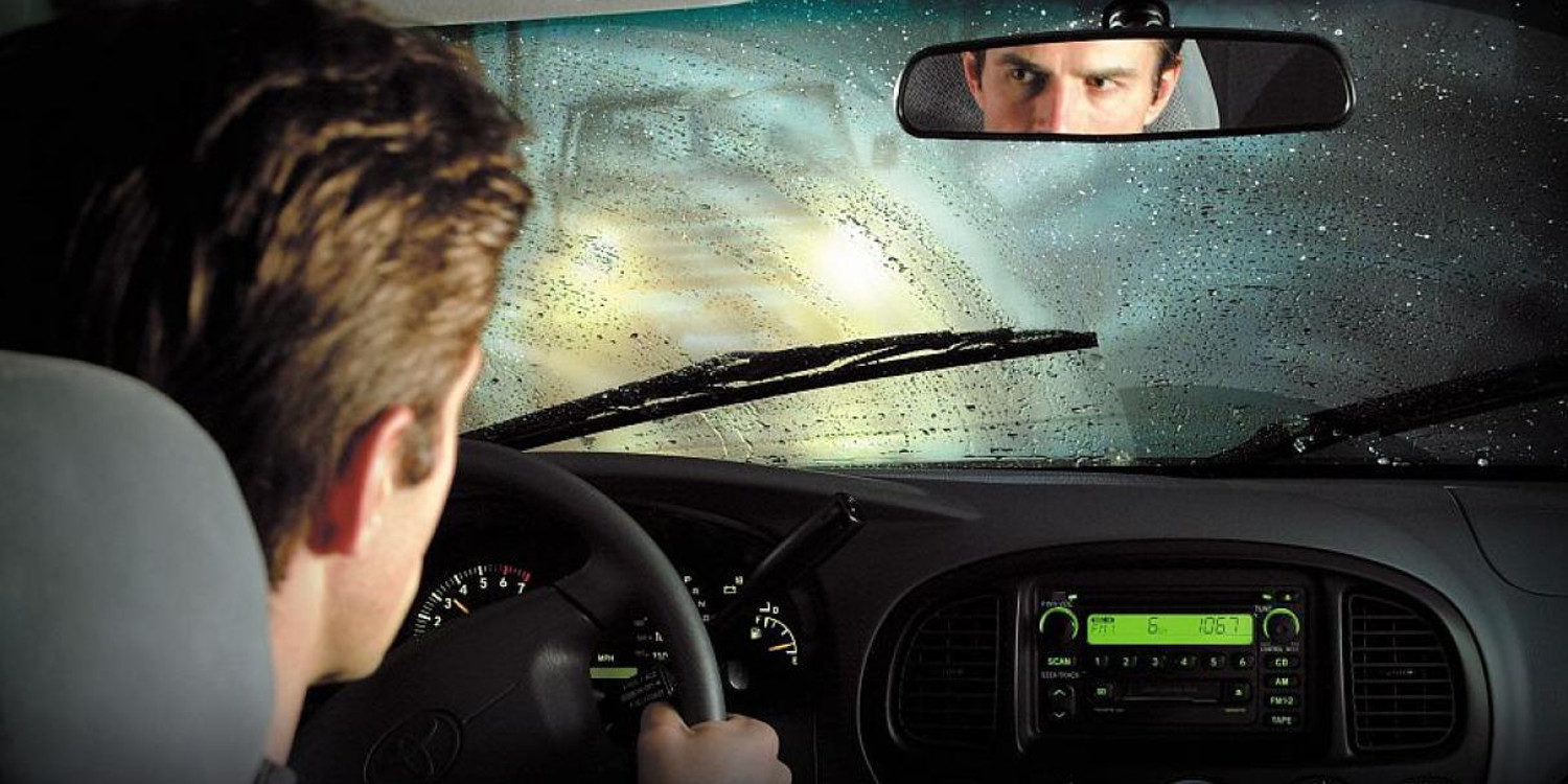 Evite ciertos errores al conducir en lluvia