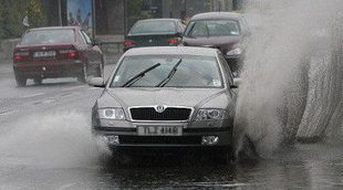 Evite ciertos errores al conducir en lluvia