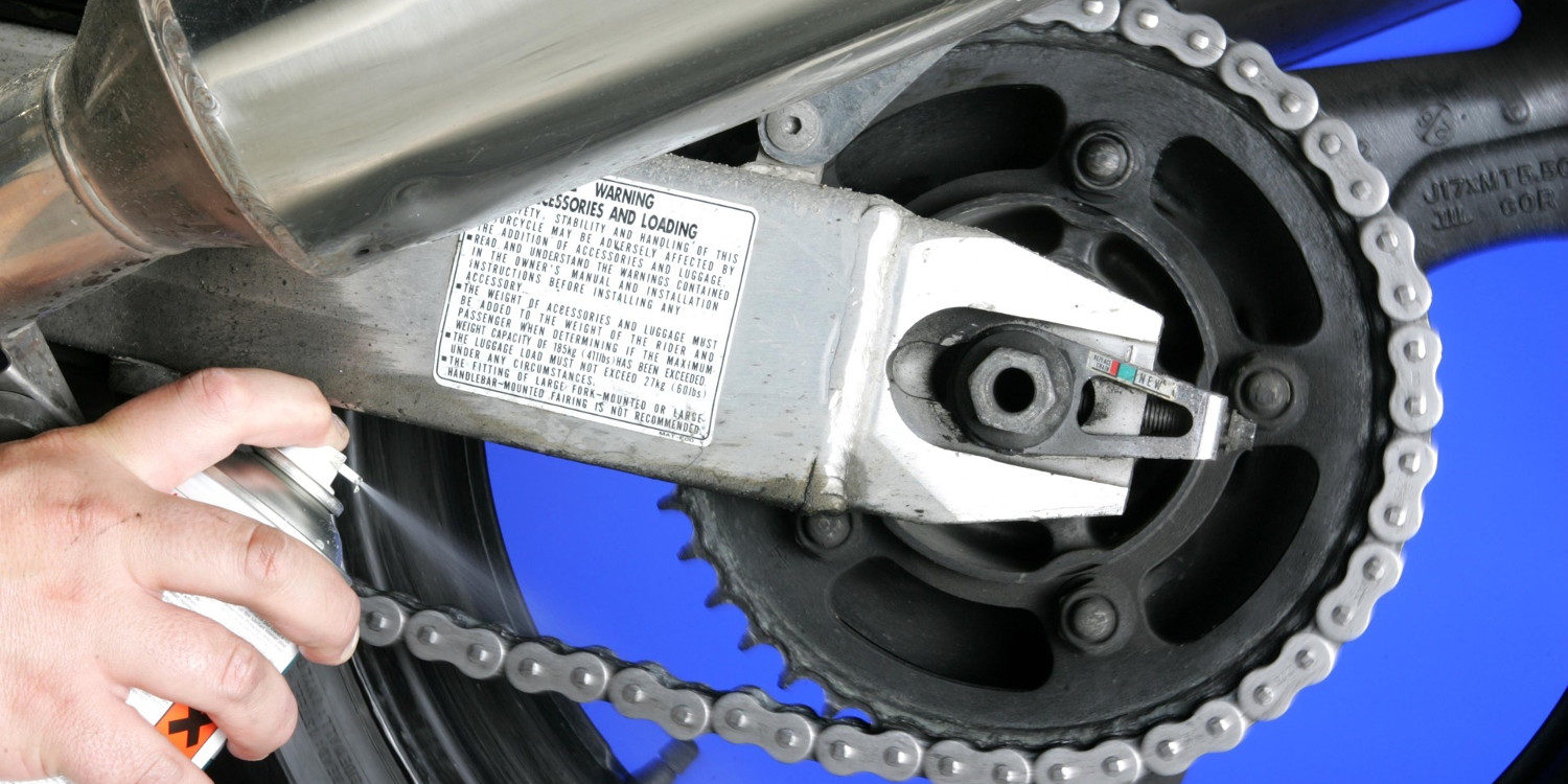 Consejos para limpiar la cadena de la moto - Motor y Racing