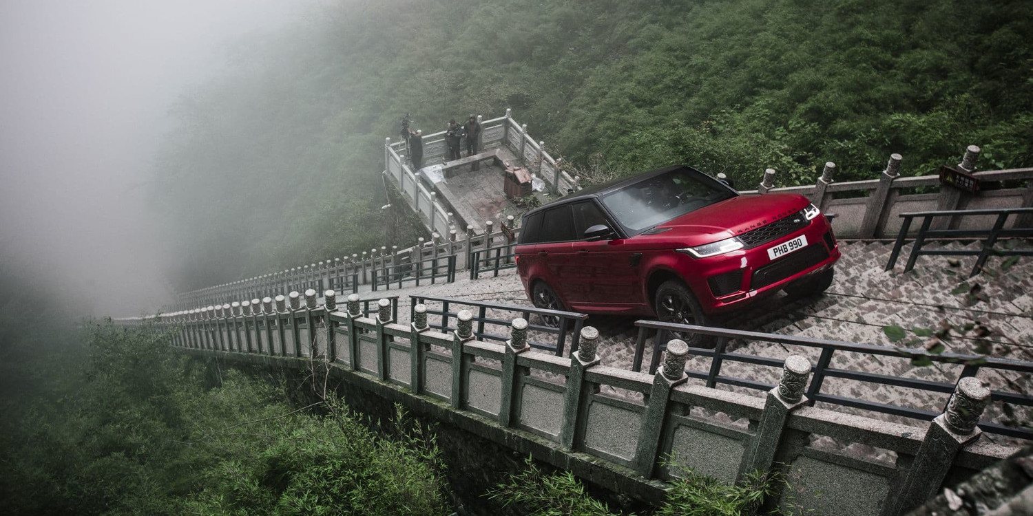 La nueva Range Rover Sport PHEV Subió los 999 escalones de  "La Puerta del Cielo" en China
