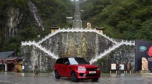La nueva Range Rover Sport PHEV Subió los 999 escalones de  "La Puerta del Cielo" en China