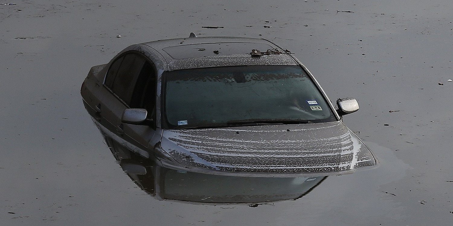 Qué podemos hacer si nuestro auto cae al agua