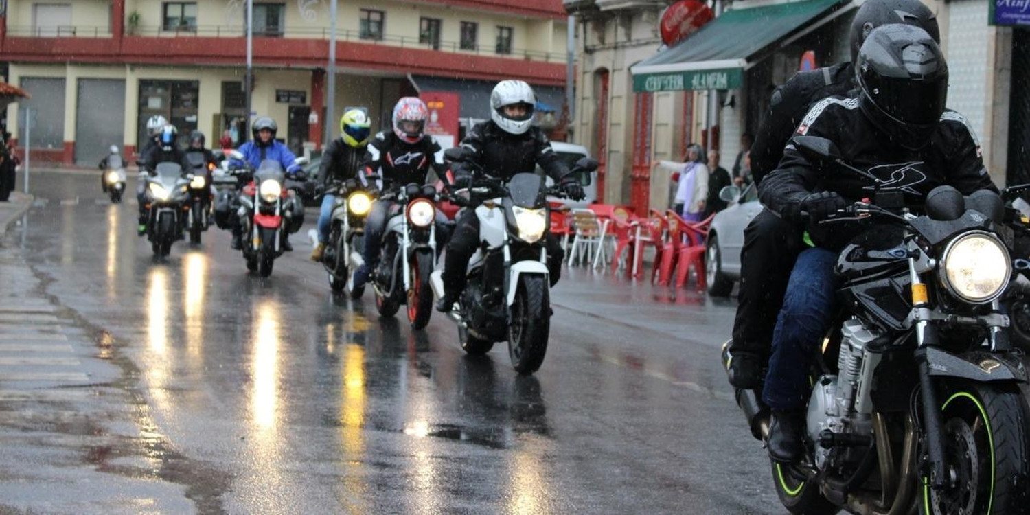 Evite riesgos al conducir su motocicleta bajo la lluvia