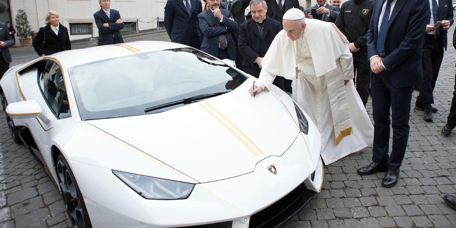 El Papa subasta el papamóvil más rápido de la historia, el Lamborghini Huracán