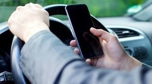 La DGT aumentara las sanciones para quien utilice el móvil mientras conduce
