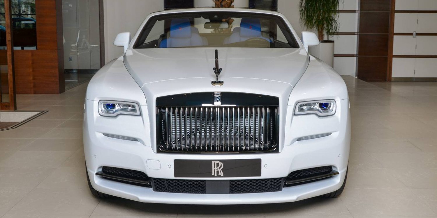 Rolls-Royce presentó el modelo Dawn Black tricromática