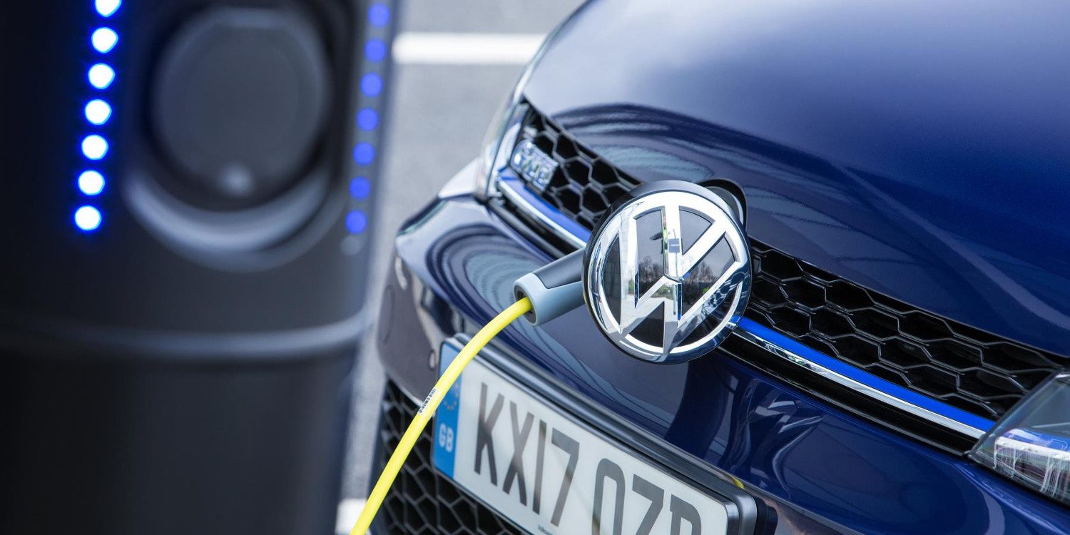 Volkswagen ya puso fecha límite a la producción de autos de combustión