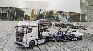 Camión de transporte Mercedes-Benz escala 1:18