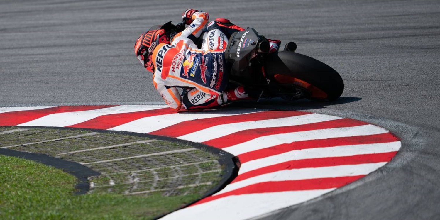 Los pilotos y equipos de MotoGP calientan motores