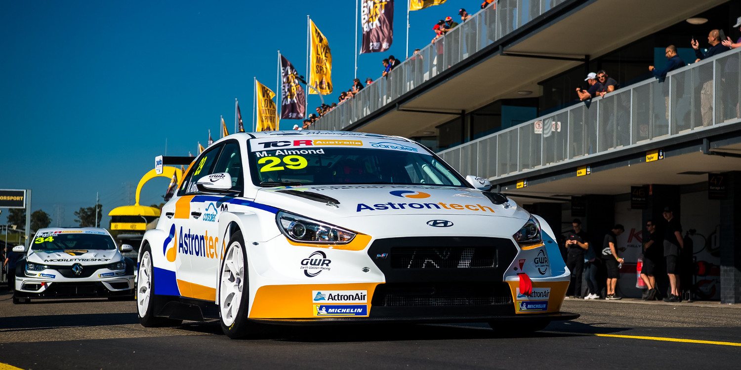 Michael Almond reina en la primera jornada en el Sydney Motorsport Park