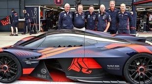 El Aston Martin Valkyrie se bautiza en Silverstone