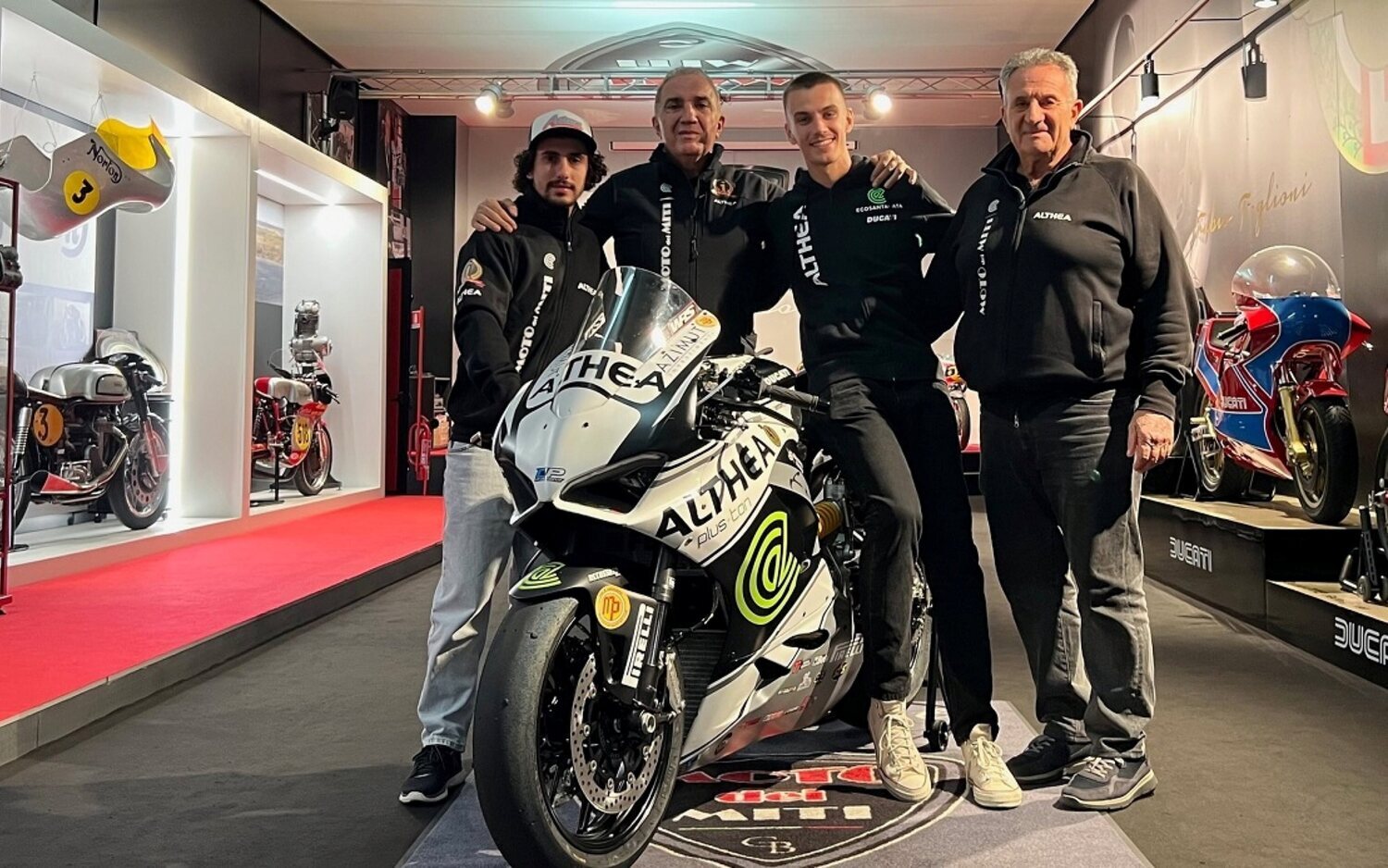 Niccolò Antonelli y Piotr Biesiekirski fichan por Althea Racing en Supersport