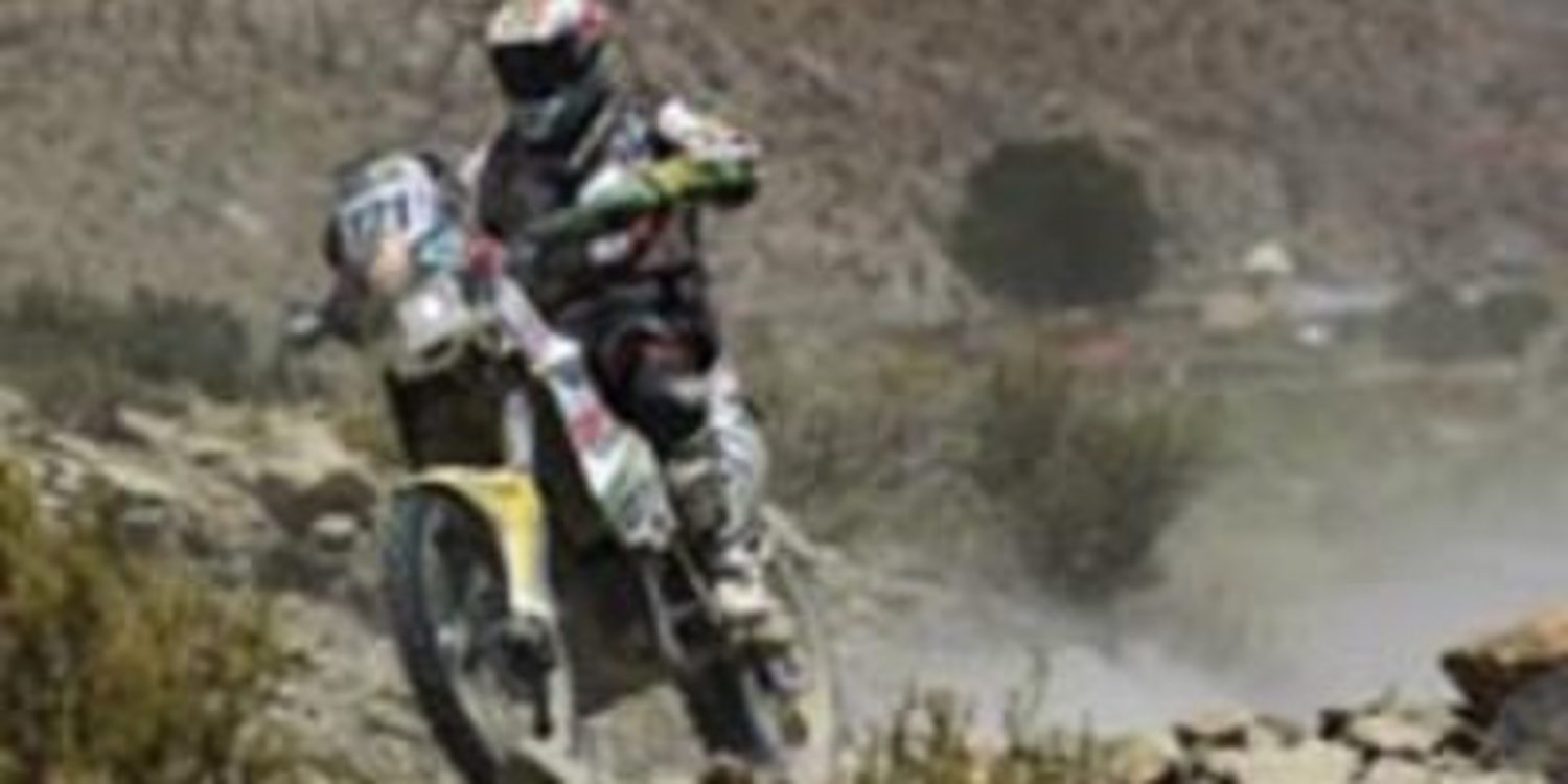 Los españoles de motos superan el maratón y el ecuador del Dakar 2013