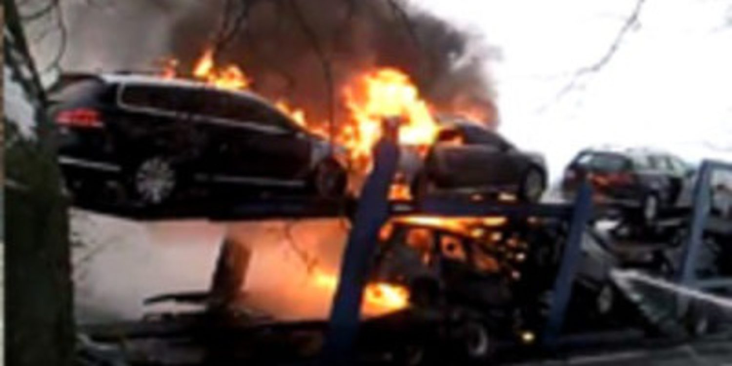 Incendio durante el transporte de ocho Volkswagen Passat en la Rep. Checa