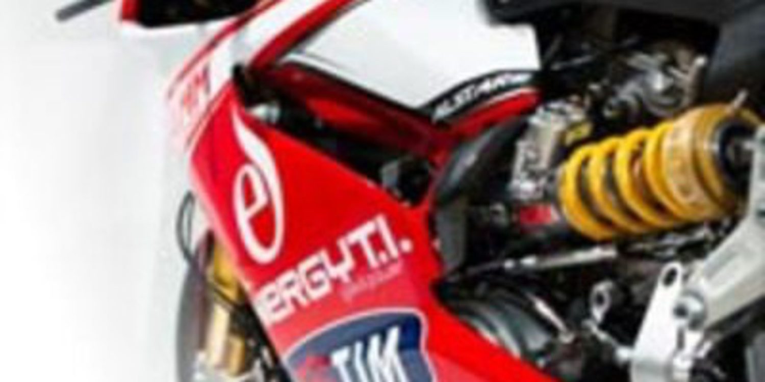 La Ducati 1199 Panigale de Carlos Checa ya luce sus colores