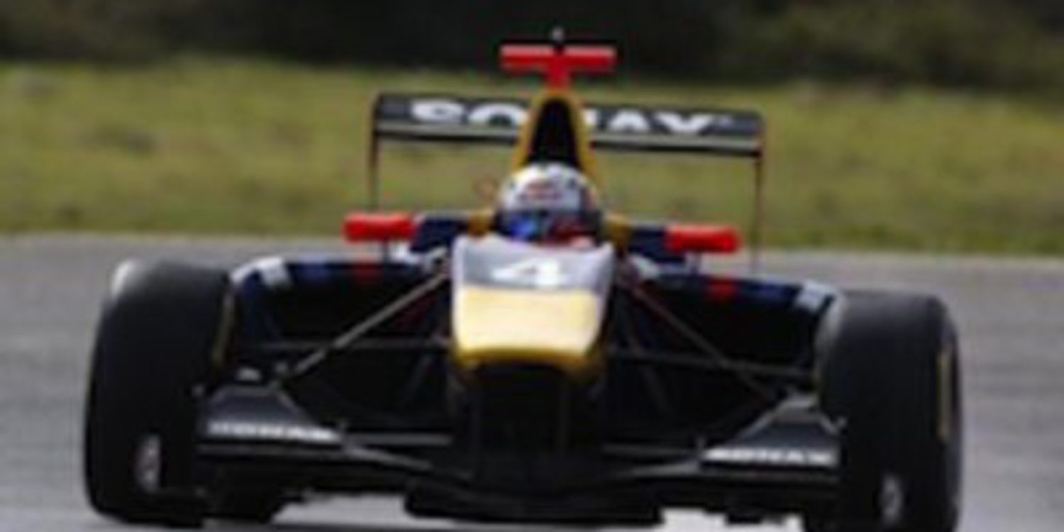 Carlos Sainz Jr manda un aviso en la primera jornada de test de GP3 en Estoril