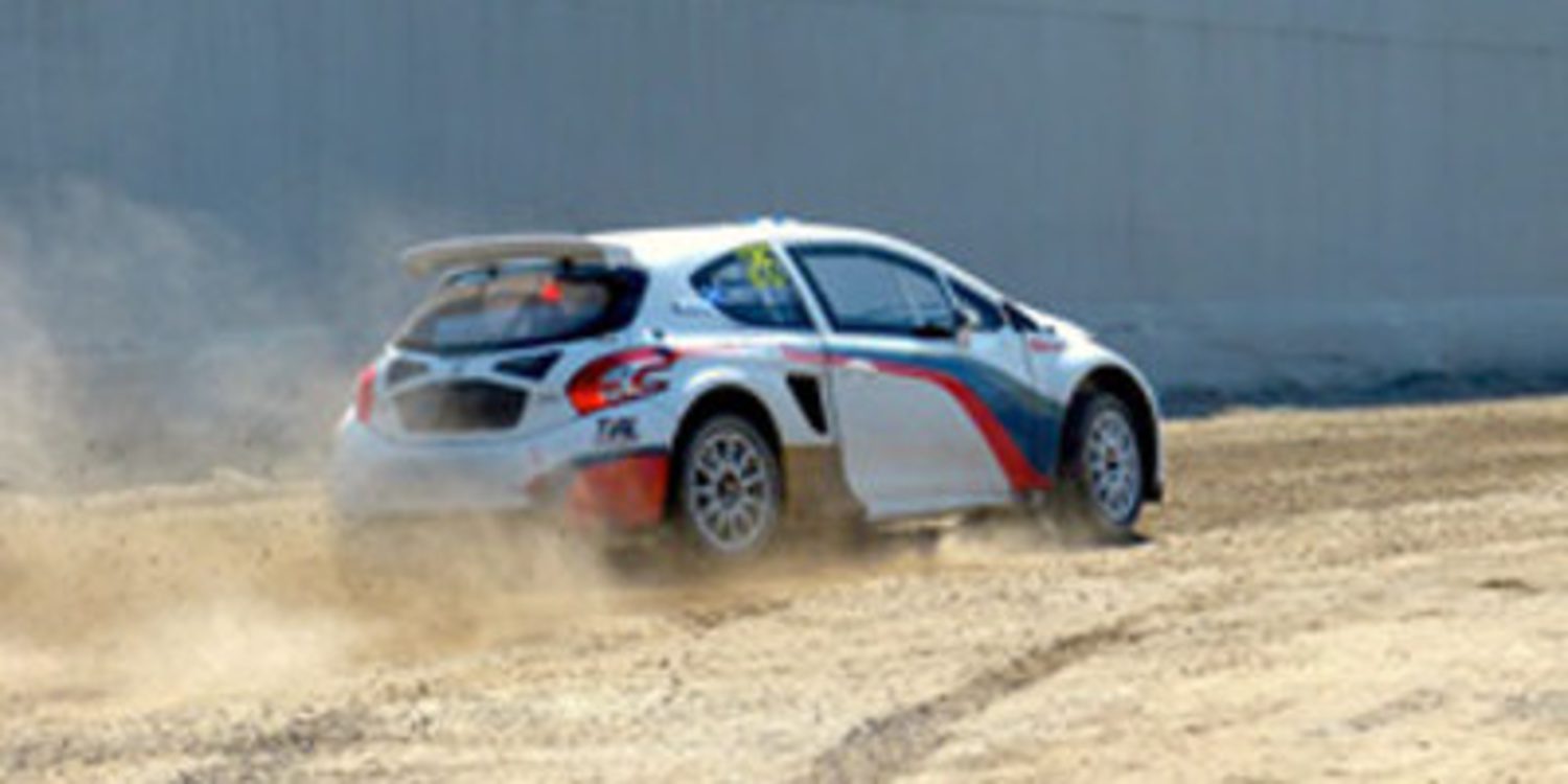 Mika Salo prueba un Peugeot 208 de Rallycross