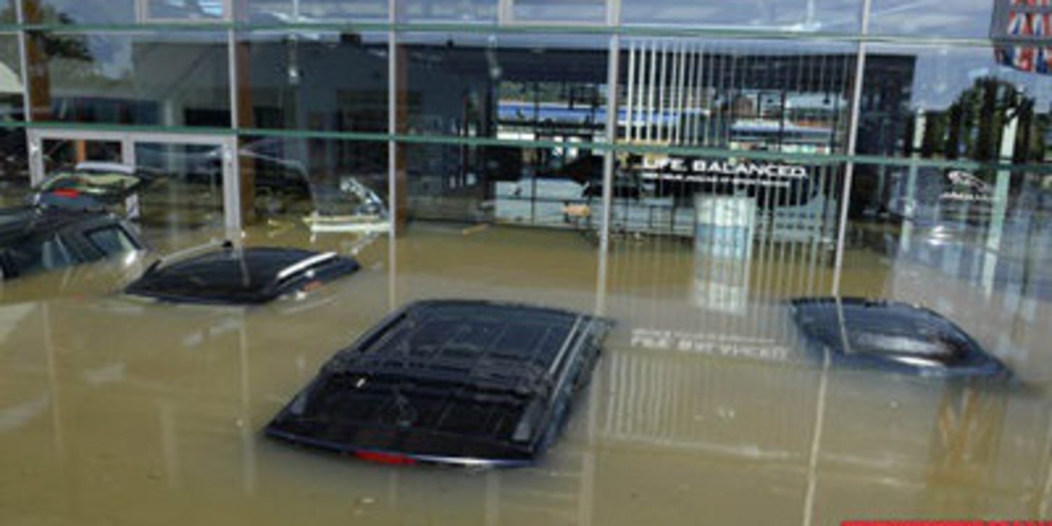 Concesionario alemán de Jaguar arrasado por las inundaciones