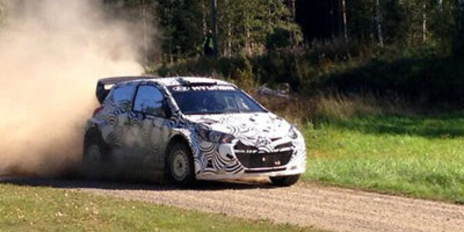El Hyundai i20 WRC de test sobre tierra en Finlandia