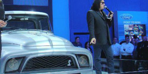 Gene Simmons, bajista de Kiss, ofrece su Ford F100 para la beneficencia