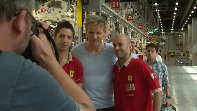 Gordon Ramsay visita la fábrica de Ferrari en Maranello
