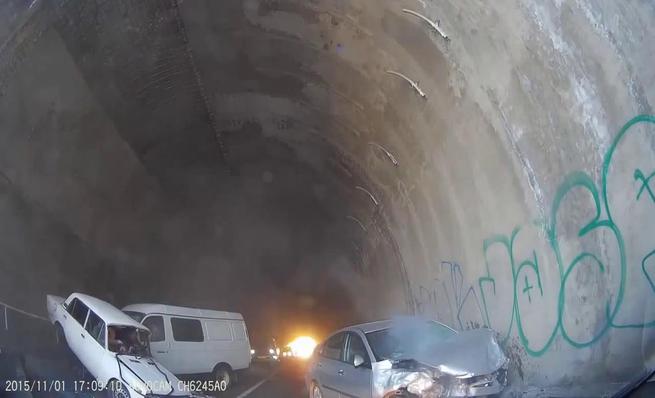 Impresionante accidente en túnel